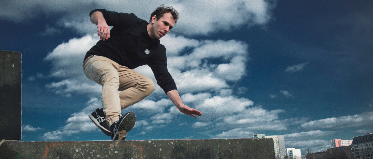 dr. jonas jung beim parkour training